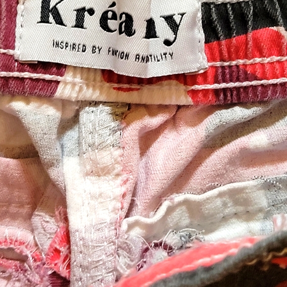 Kreamy Red camouflage pants. 4 pockets. Drawstring waist. Gathered ankles. - Picture 5 of 5